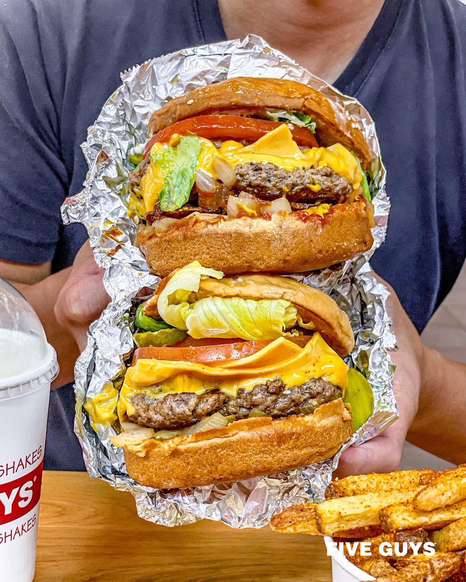 Uh oh, double trouble! Wie komt het pre-weekend vanavond inluiden? 👀 (📸 : itsmiss.t | Instagram)
________

#fiveguysnl #fiveguys #5guys #burgersandfries