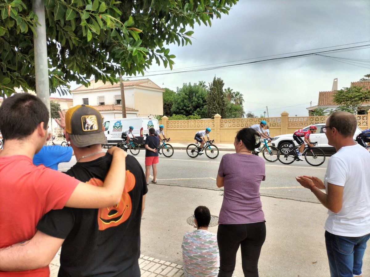 Hoy #LaVuelta22  pasa al lado de nuestro centro y los usuarios de Amirax no han querido perderse ni un detalle 😎