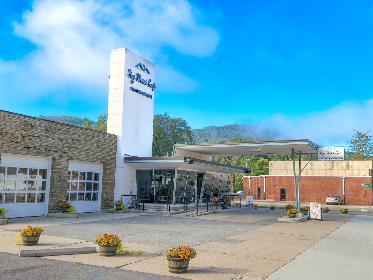 bigstonegap_VA's tweet photo. What a beautiful day in Big Stone Gap! Come on down and visit us today! We have our Farmers Market at 4pm and wonderful places for lunch and dinner!

#BigTimeFunSmallTownPackage
#loveva
#vaoutdoors https://t.co/fcZuBOB6LC