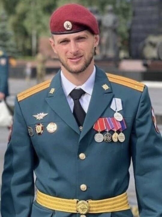 Во время обстрела укронацистами города Изюма, Александр ПОТАПОВ вместе с товарищами выводил людей из-под огня в укрытие. При разрыве  очередного вражеского снаряда спецназовец закрыл собой от осколков двух мирных жителей.. 
 
Быть воином — жить вечно! 🙏