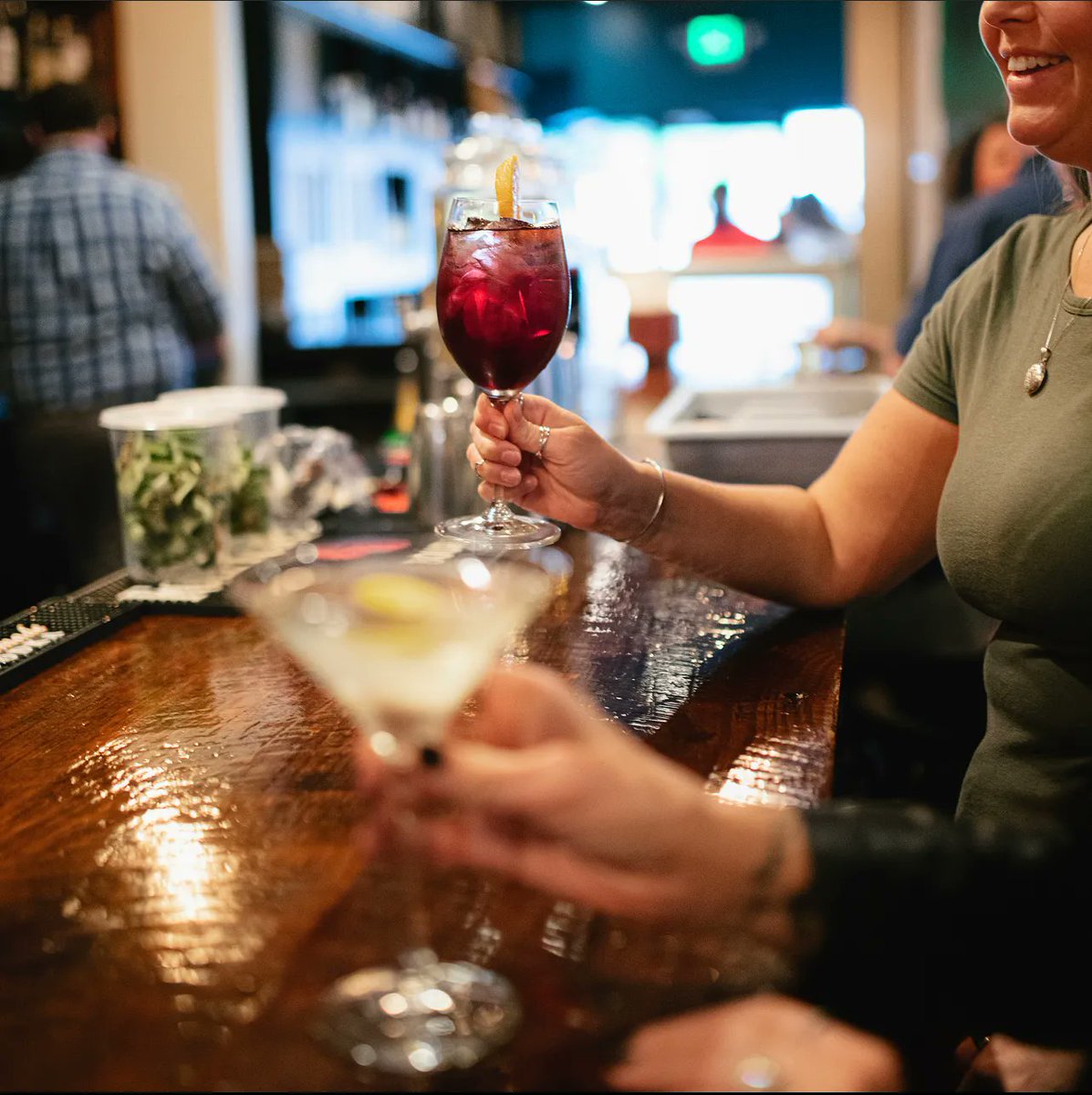 Let the games begin! 🍸 #finchandfifth

Happy Hour, daily, 3-6 PM

—
#happyhour #drinks #cocktails #bites #surreycenter #augustaga #loveaugusta