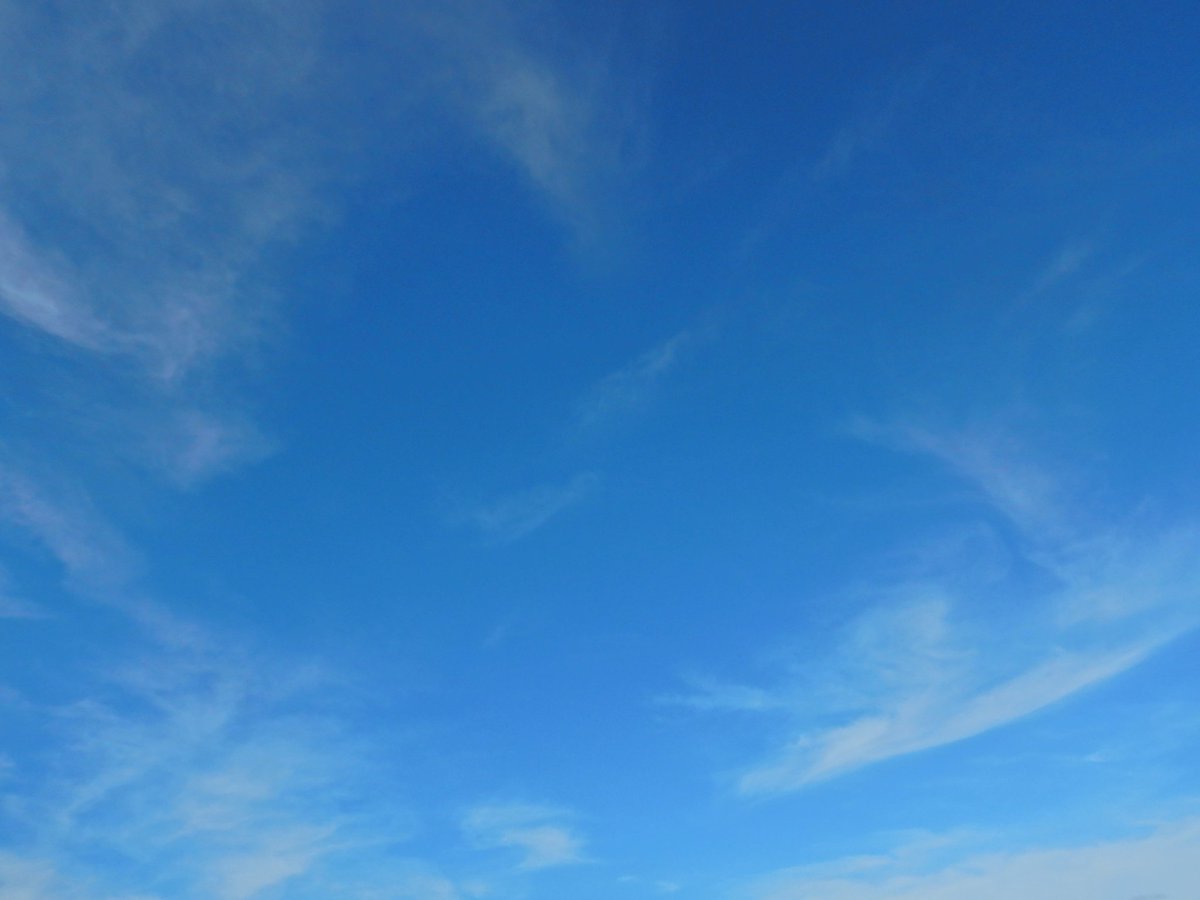 1965_numa's tweet photo. 8月31日のほぼ1ヶ月ぶりの海干潮で風が3～4mで波が来る度 浜に当たり白い霧状になる 全天候型📷を持ってきて正解 以外と使うね防塵水だし… 1日が雨予報なのか*⋆✈雲があちこちに…缶珈琲で喉を潤し(？)汗だくで日陰に入り汗を拭う 暑さに好奇心が勝っての散歩(？)無くしたらおしまいだ… https://t.co/bwUFXtOxnO