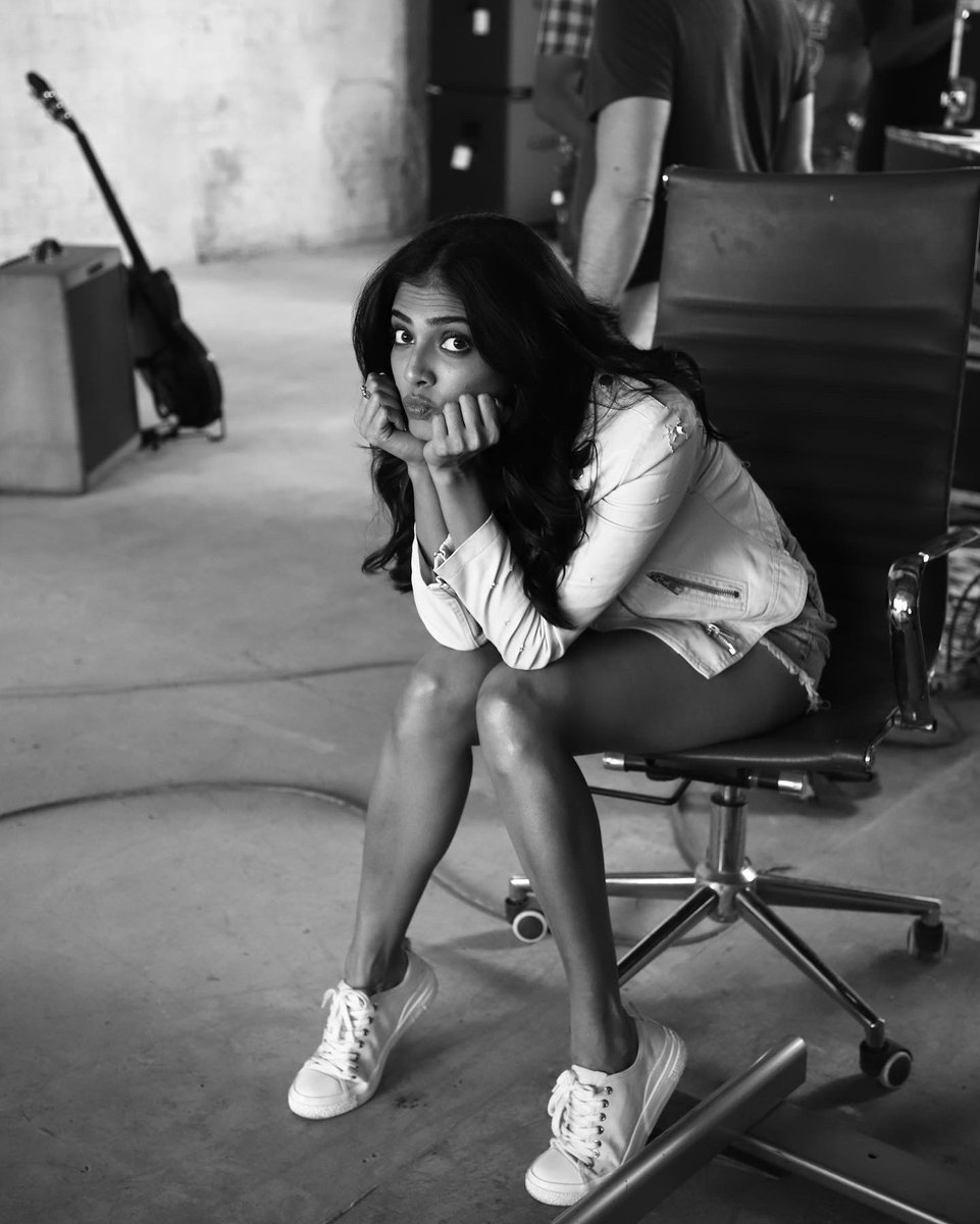 MalavikaM_'s tweet photo. #Moods 🎥🤍 https://t.co/a1WArT1lRS