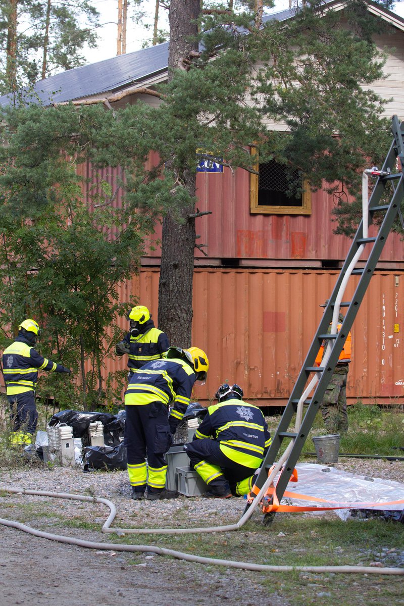 PVPETO22-pelastustoimintaharjoituksessa #PSPR :ssa harjoiteltiin tänään yhteistoimintaa helikopterimiehistön kanssa, pelastustoimintaa tieliikenneonnettomuudessa, jossa osallisena on panssaroitu ajoneuvo sekä toimintaa CBRN-puhdistuslinjastolla. #maavoimat #pvpeto22 #parola22