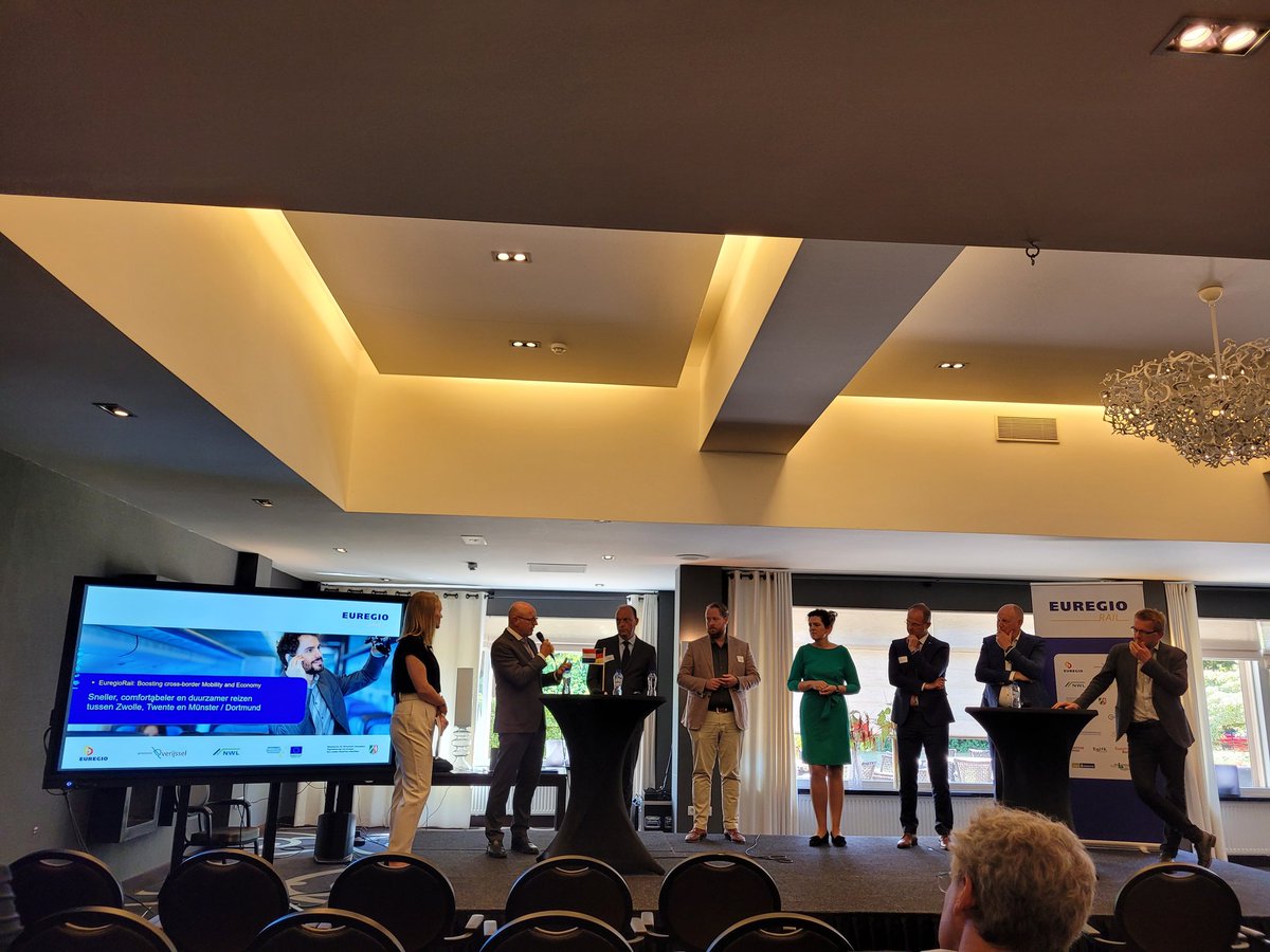 tho_boom's tweet photo. Vandaag bij ondertekening van samenwerkingsovereenkomst tussen @ProvOverijssel, NWL en @EuregioDNL voor verdere samenwerking bij EuregioRail, Münster - Zwolle, aanwezig. Burgemeester Lewe, Münster, daarover "EuregioRail is hard nodig. Wij zijn hier midden in Europa.." https://t.co/NOSpdMiMos