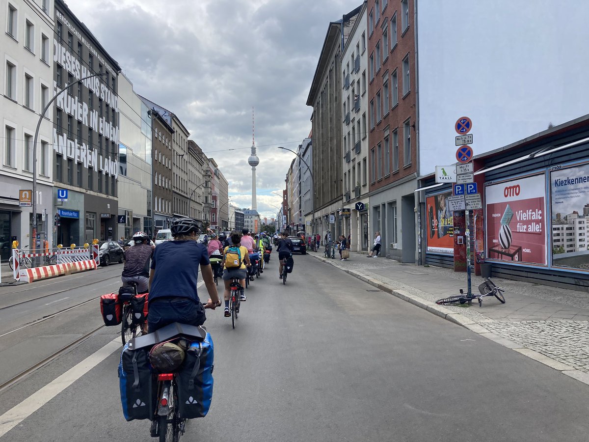 OKNB_NORD's tweet photo. Nach einer kurzen Fahrt durch die City sind wir #OKNB jetzt am Bundesministerium für Ernährung und Landwirtschaft angekommen und übergeben unsere Forderungen. Wir sind hier bis 16:15 Uhr. https://t.co/8vskXf0Uqt