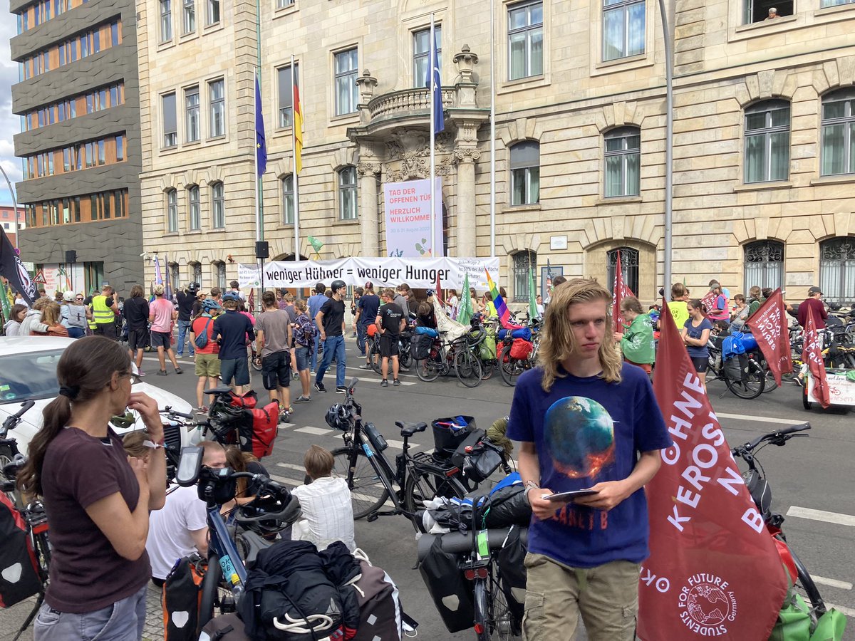 OKNB_NORD's tweet photo. Nach einer kurzen Fahrt durch die City sind wir #OKNB jetzt am Bundesministerium für Ernährung und Landwirtschaft angekommen und übergeben unsere Forderungen. Wir sind hier bis 16:15 Uhr. https://t.co/8vskXf0Uqt