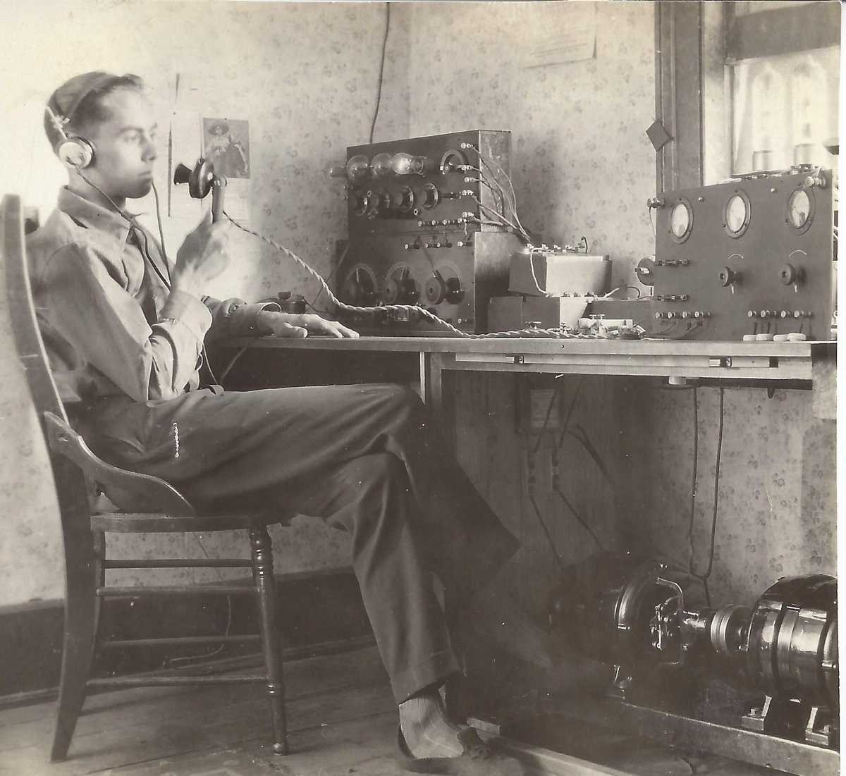 2Communications's tweet photo. 16-year-old future sound recording pioneer Elmer Raguse in 1917 with his self-constructed ham radio. 

#hamradio #amateurradio #radio #pioneer https://t.co/jHKqOdGANx