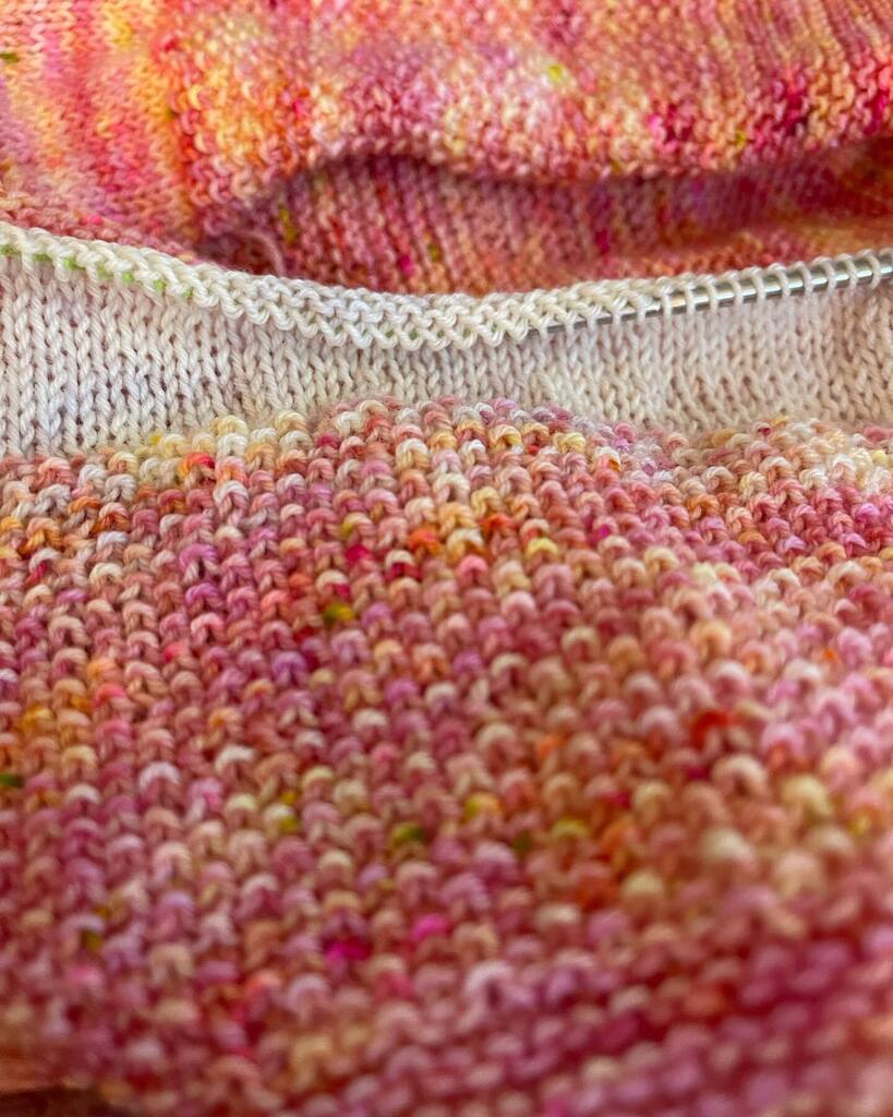 IlikeitFrantic's tweet photo. After having to rip to the beginning and start fresh, I made it into the second color on my @thearlatra #thearlatra #FadedCheckersWrap #knitting #testknitter https://t.co/Z49fqkFgOV https://t.co/36ynQmAgfR