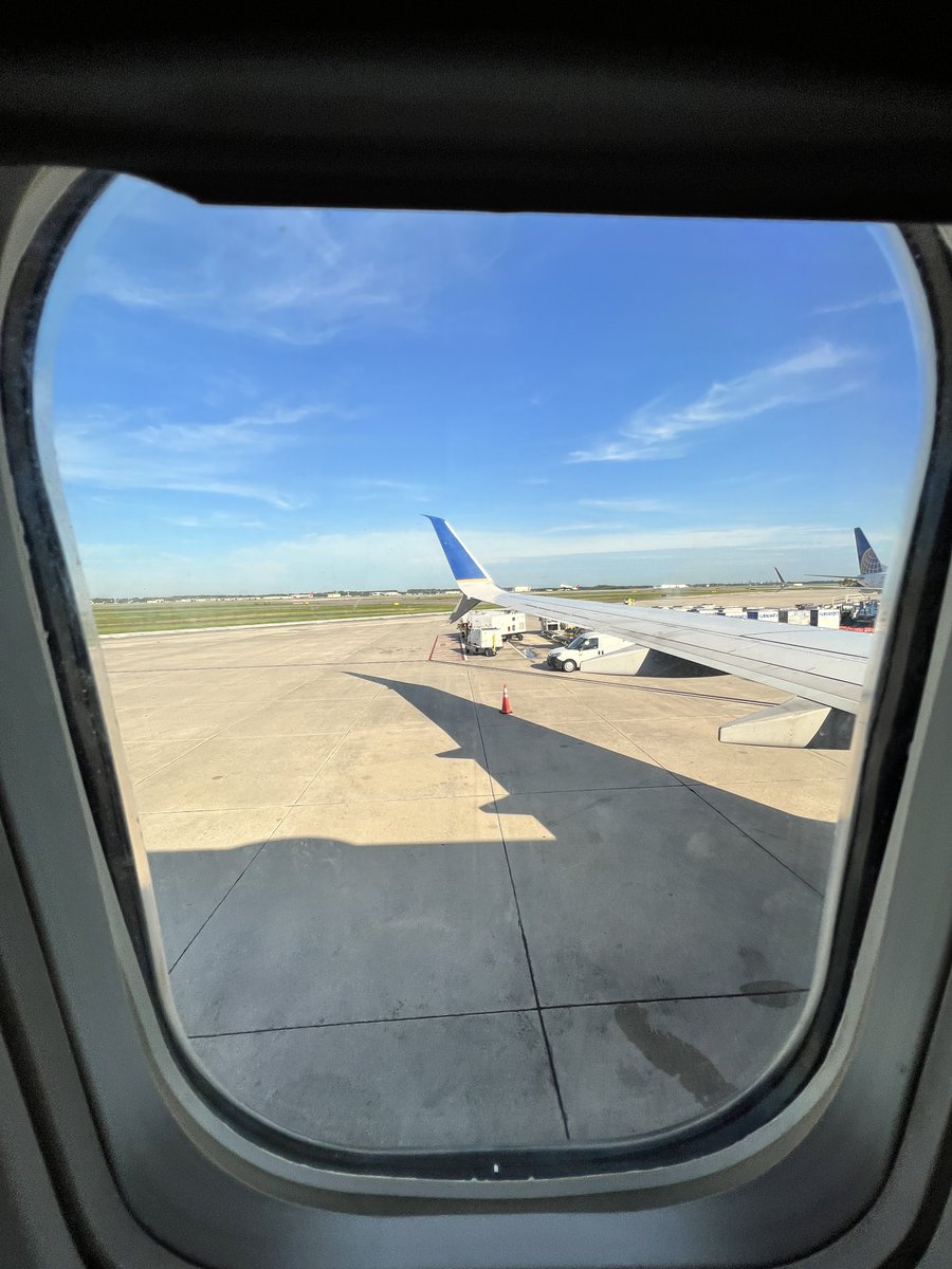 mickeynet028's tweet photo. まもなくオーランド空港を飛び立ちます。
朝7時半頃の空港の混み具合は若干混んでるかなーくらいでした。
チェックイン後、約30分でセキュリティを通過。
今回はユナイテッドでシカゴ経由で帰ります✈️
#MNWDW #WDW #2022Aug https://t.co/JjSKyAkRkh