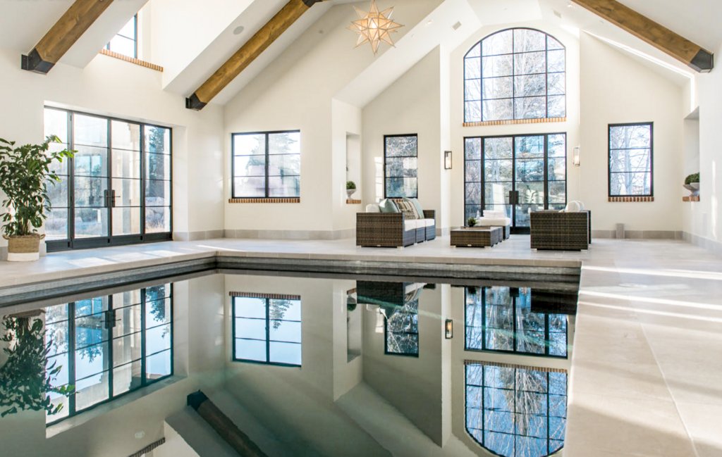 FOS's tweet photo. In April, Russell Wilson and Ciara bought this $25M Colorado mansion — the most-expensive single-family home sold in Denver-area history.  🏠

➖ 20,000 sq ft. 
➖ 4 bedrooms, 12 bathrooms
➖ 9-car garage
➖ Game room
➖ Basketball court
➖ Theater
➖ Indoor pool https://t.co/YYEiwqzmCT
