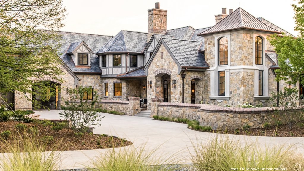 FOS's tweet photo. In April, Russell Wilson and Ciara bought this $25M Colorado mansion — the most-expensive single-family home sold in Denver-area history.  🏠

➖ 20,000 sq ft. 
➖ 4 bedrooms, 12 bathrooms
➖ 9-car garage
➖ Game room
➖ Basketball court
➖ Theater
➖ Indoor pool https://t.co/YYEiwqzmCT