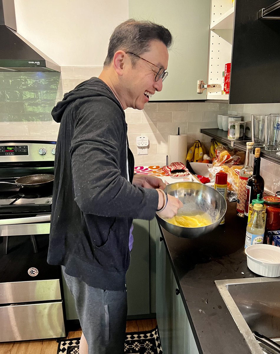 #ViralLeeLab retreat in Hunter Mountains, NY. Whipping up breakfast for the team 1/n