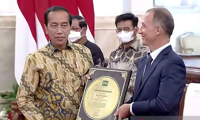Ternyata Plakat Penghargaan yang diberikan oleh lembaga International Rice Research Institute (IRRI) kepada Presiden Jokowi, dibuat sendiri oleh Kementerian Pertanian. 

ᵛⁱᵃ gelora.co/2022/09/waduh-…