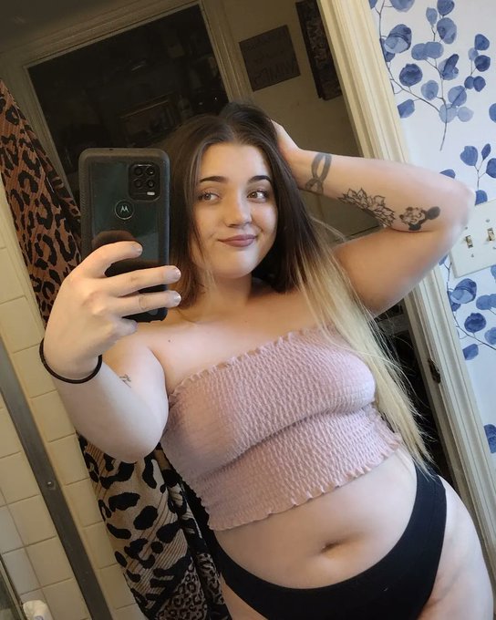 More than a curvy girl 😍 https://t.co/l95BS5l2KD