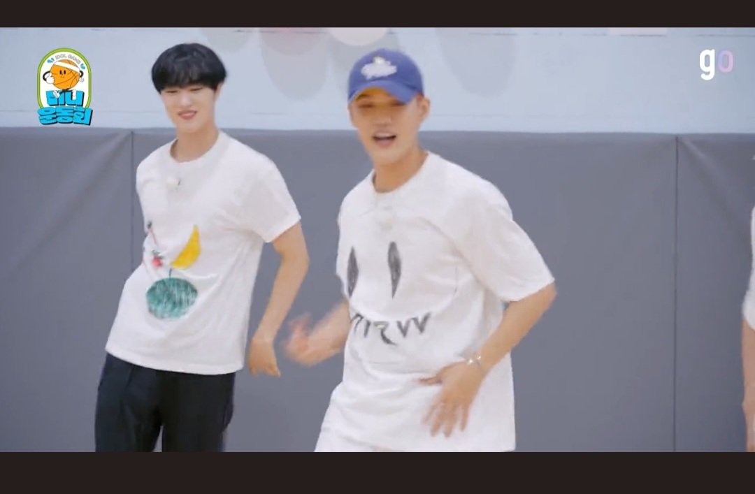 2011_jay93's tweet photo. @genieoriginal @CIX_Official Omg I saw that and my heartbeat is just accelerated 😳💌
Run 🏃‍♂️ 🏃‍♂️ 🏃‍♂️ 🏃‍♂️🏃‍♂️ https://t.co/OdZqUiA5vH