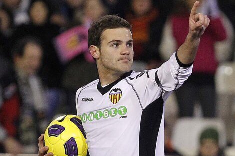 AlexDominguezTW's tweet photo. JUAN MATA. 34 años. ¿Y qué? Recuerdo que este chico firmó una renoventa con el VCF para que sacara 30M€. Un tío con honor, que vendría ya no solo para sumar en el césped, sino para convertirse en capitán. Este vestuario necesita veteranía y necesita saber qué es Mestalla. SÍ. https://t.co/EhkdUr0BRi