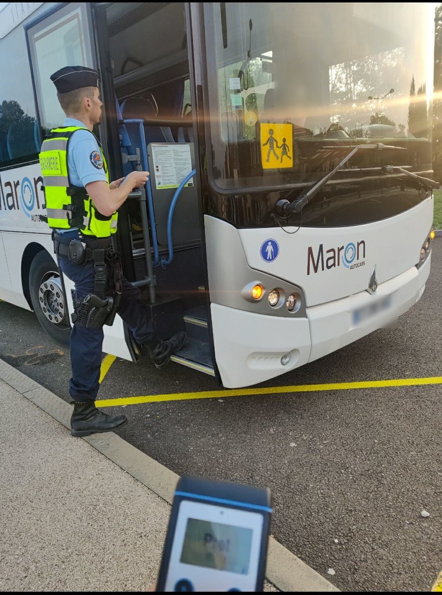 Gendarmerie_90's tweet photo. Pour une #routeplussure et la sécurité des enfants.
Le PMO de BELFORT contrôle les transports scolaires.
#rentrée2022 https://t.co/FRG3rUdyYm