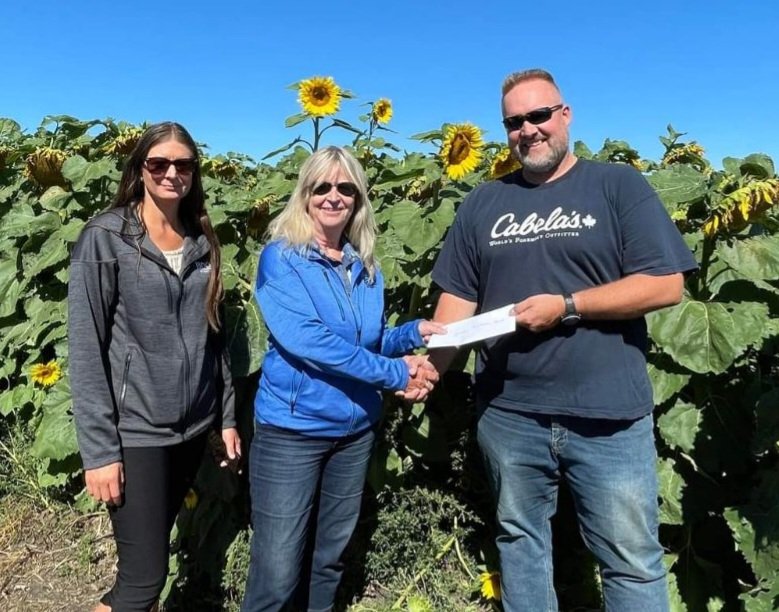 Focusfields's tweet photo. Thanks to BDO Portage and thier casual Friday's fundraising, @Focusfields recieved $500 to help end hunger. Thanks for coming out to the field, it was great to meet you.  @CarolKruck https://t.co/wVXzzWB2IT