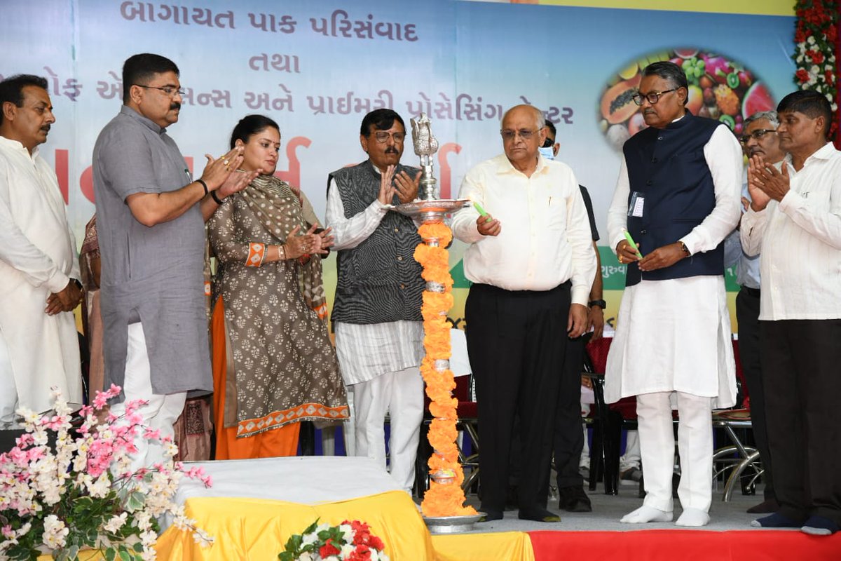 GujAgriDept's tweet photo. માનનીય મુખ્યમંત્રી શ્રી @Bhupendrapbjp જીએ જામનગરના ધ્રોલ ખાતેથી રાજ્યમાં ૩ સેન્ટર ઓફ એક્સલન્સ ફોર હોર્ટીકલ્ચર તથા ૪ પ્રાઇમરી પ્રોસેસિંગ સેન્ટરના ખાતમુહૂર્ત સાથે બાગાયતી પાકોની વેલ્યુચેઇન ઉભી કરી ખેડૂતોની આવકને બમણી કરવા સંકલ્પ કર્યો. https://t.co/SgK9cdXjxM