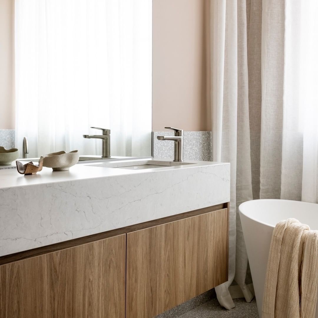 The combination of the pink walls with the classic Silestone Pearl Jasmine countertop harmonizes this space. Follow us on Instagram for more inspiration: bit.ly/3geUIyf --- #Silestone #Cosentino #SilestonebyCosentino #BathroomDesign #HomeDecor