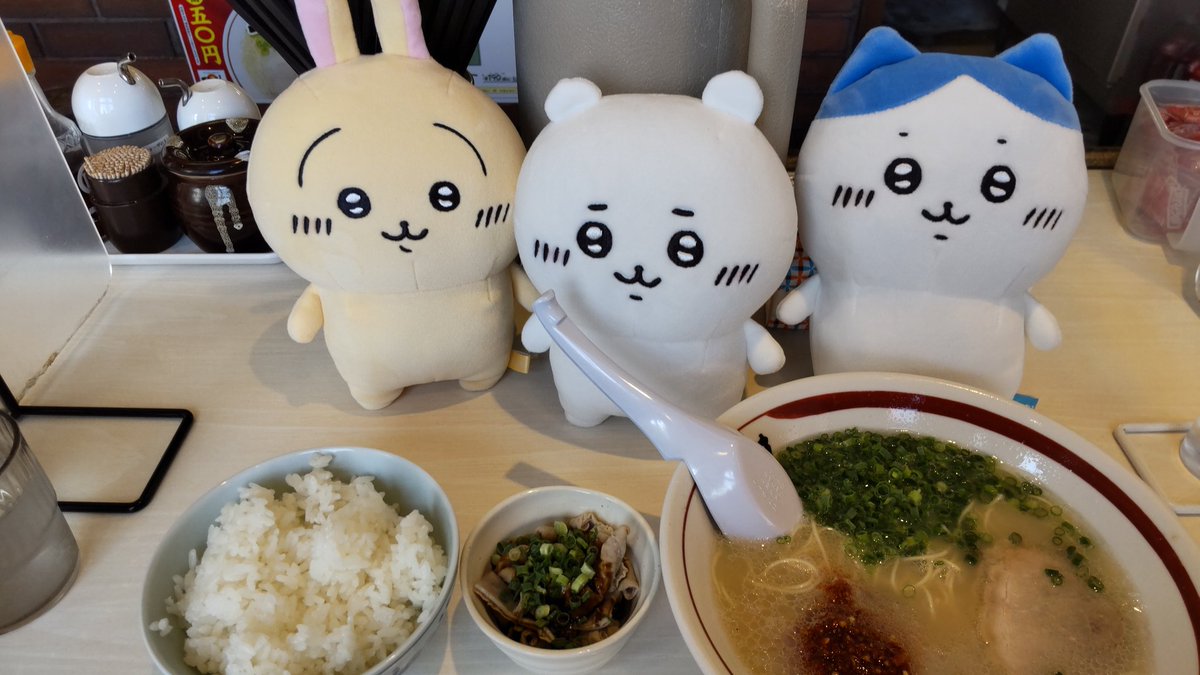 🐱またラーメンだ！しかもホルモンとご飯のセットだなんて…サイコーじゃん！ 🐹キャーハハッ！ 🐰ウゥゥゥワァァァラ！