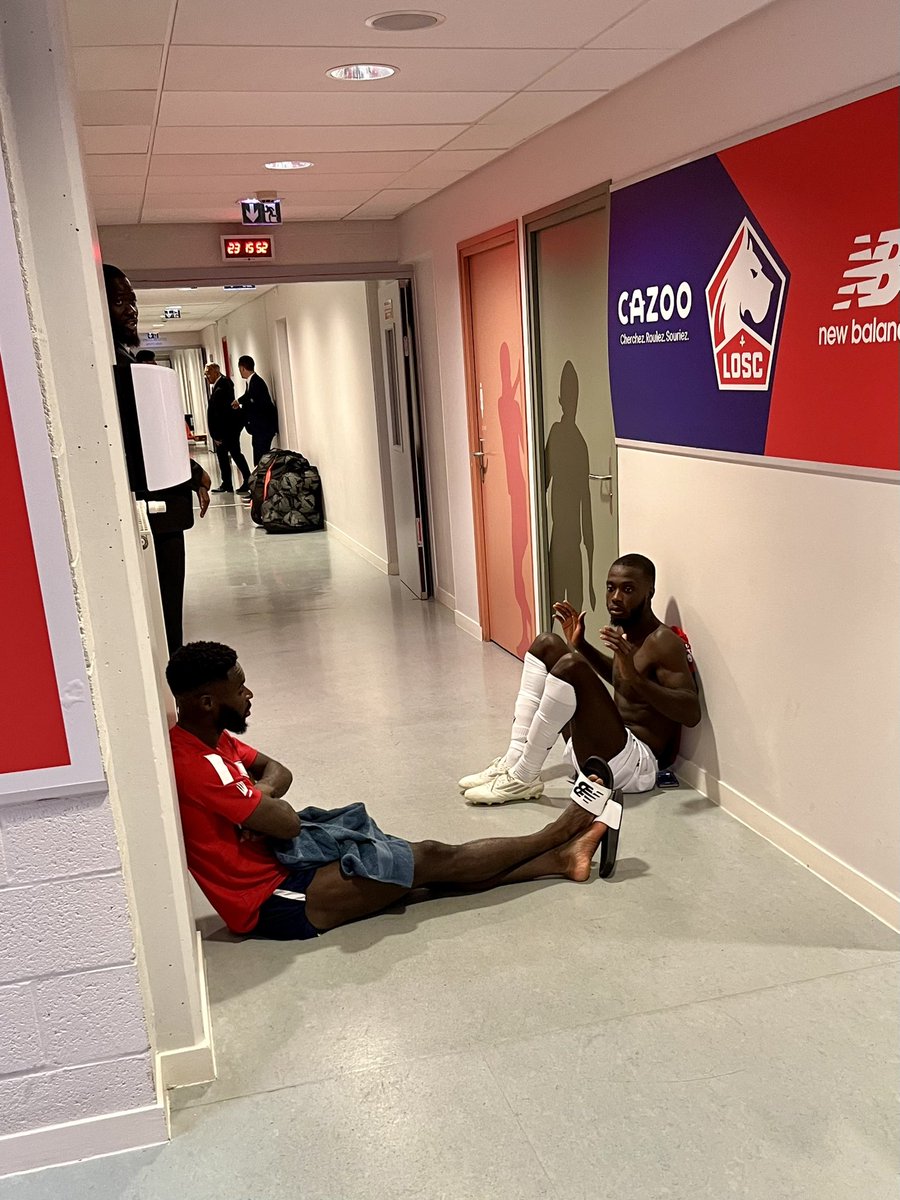 doguesitalia's tweet photo. Sicuramente una delle scene più belle nel post partita di #LOSCOGCN: #JonathanBamba e #NicolasPepe seduti a terra a parlare negli spogliatoi del Mauroy. Non si dimentica mai quando e con chi  si è stati felici. ❤️ 

#lille #dogues https://t.co/Ui0fJdMGaq