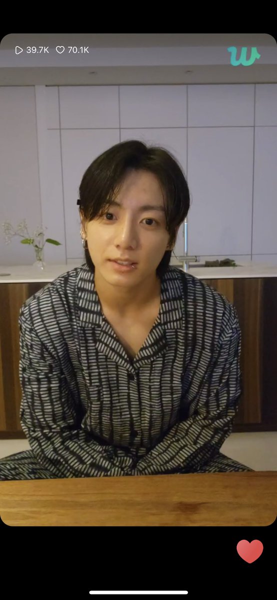 Sally62481's tweet photo. Kẹp tóc nữa xinh quá 😂😂😂😂 
#JungKook https://t.co/Jsy3YXrSvA