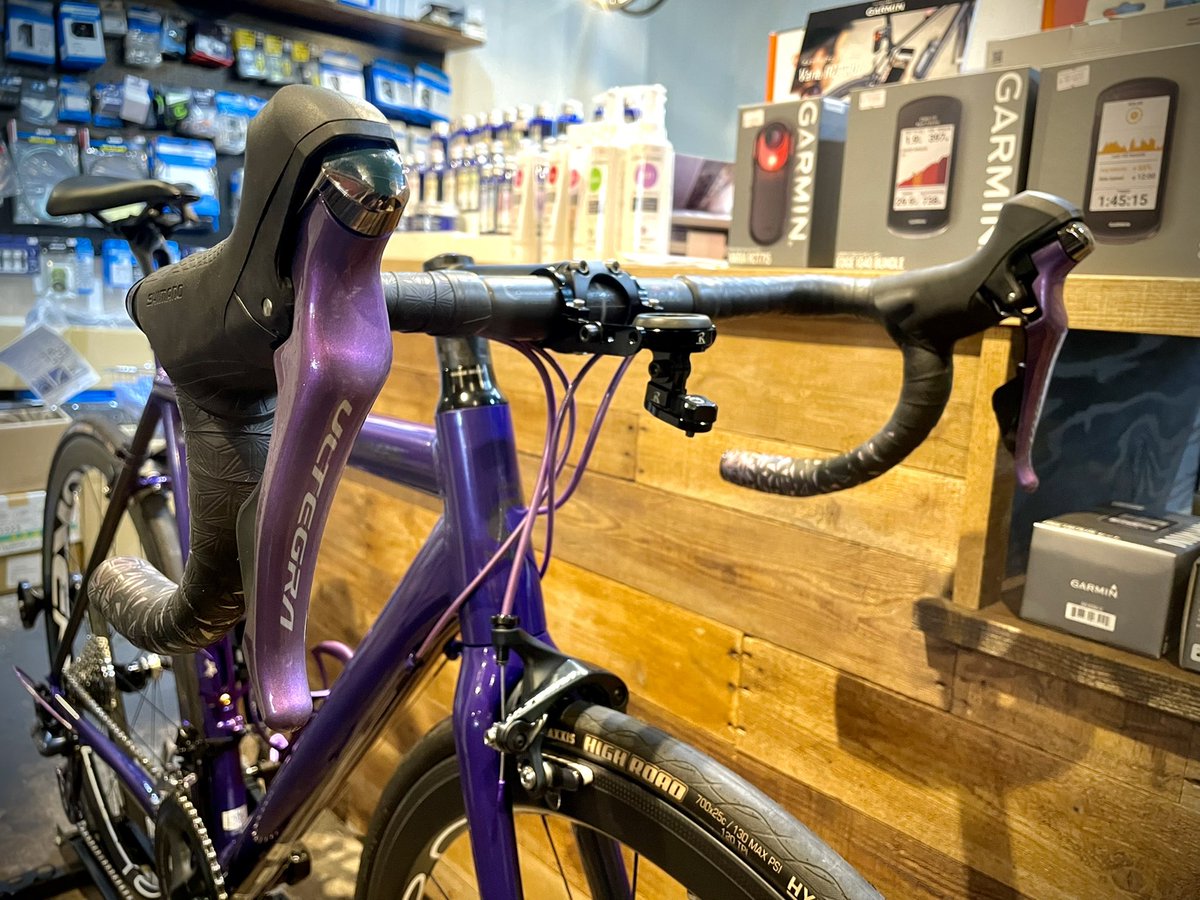 cycle_days's tweet photo. 非常にお世話になっているお客様、初めてのスポーツ自転車として購入された一台目がこちら。もう原型がありません。もう何台も購入頂いているのですが🙇♂️その全てを大事にして頂いています。
#cannondale
#caadoptimo
#cdj
#carbondryjapan
#custompaint https://t.co/LnsJ7pMAJV