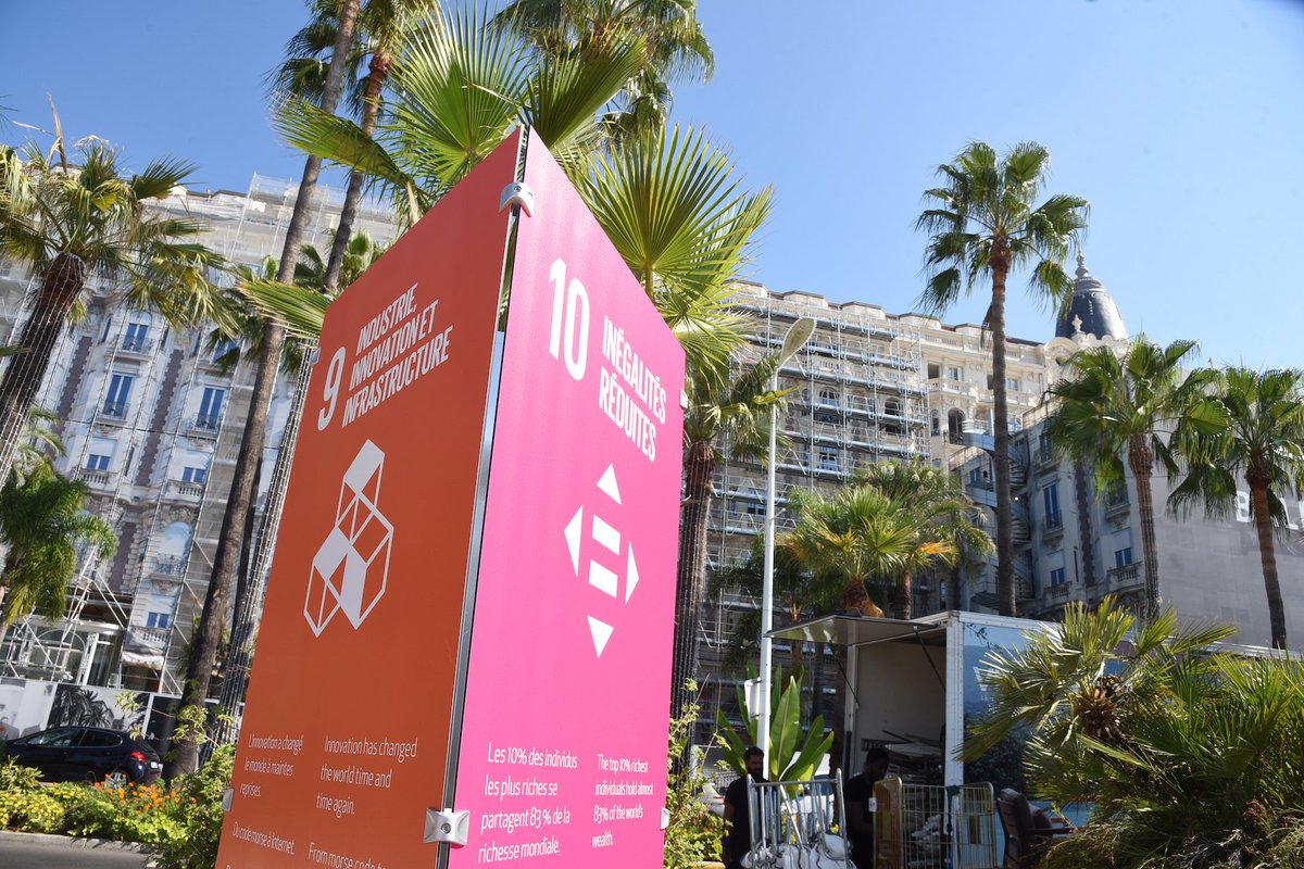 Cannes_France's tweet photo. "Project EveryOne" : #Cannes sélectionnée avec New-York, Londres, Bristol, Bogota et Freetown, pour ses actions innovantes et concrètes face à l’urgence climatique.
🚩11 totems sur la Croisette présentent les 17 global goals adoptés par l’Organisation des Nations Unies (ONU). https://t.co/2z9COiMYAA