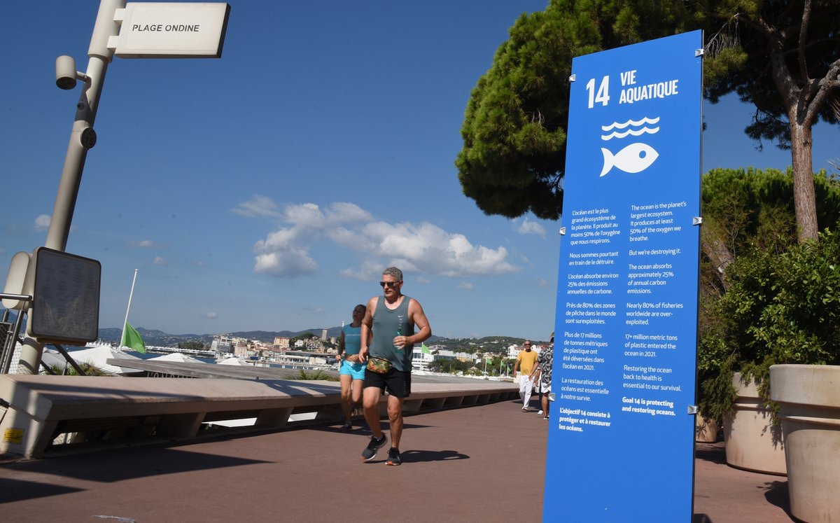 Cannes_France's tweet photo. "Project EveryOne" : #Cannes sélectionnée avec New-York, Londres, Bristol, Bogota et Freetown, pour ses actions innovantes et concrètes face à l’urgence climatique.
🚩11 totems sur la Croisette présentent les 17 global goals adoptés par l’Organisation des Nations Unies (ONU). https://t.co/2z9COiMYAA