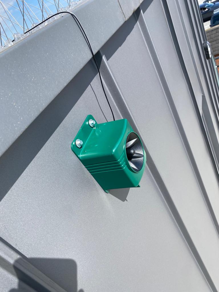 EWS_PestControl's tweet image. Another installation with the Ultrasonx 4 Channel Deterrent on a block of flats suffering with pigeons landing on their balconies. We came up with solution in conjunction with other methods of control by fitting a speaker above each balcony on the top floor.