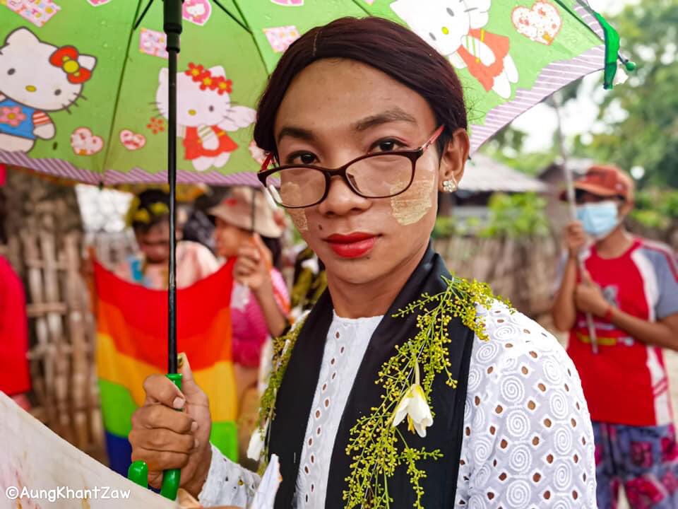 လိမ်စိတ်ခံယူမှုကွဲပြားပေမယ့် အာဏာရှင်တော်လှန်တဲ့နေရာမှာ အခန်းကဏ္ဍတစ်ခုကနေ LGBT တွေဟာ ပါဝင်တော်လှန်နေဆဲဖြစ်ပါသည်။

ဒီတော်လှန်ရေးဟာ ယောက်ကျား၊မိန်းမ၊LGBTမခွဲခြားပဲ စည်းလုံးညီညွတ်စွာ ပါဝင်မှသာလျှင် အမြန်ဆုံးအောင်မြင်မည်ဖြစ်ပါသည်။ 

#လာမည့်
Photos - AungKhantZaw
1-9-2022