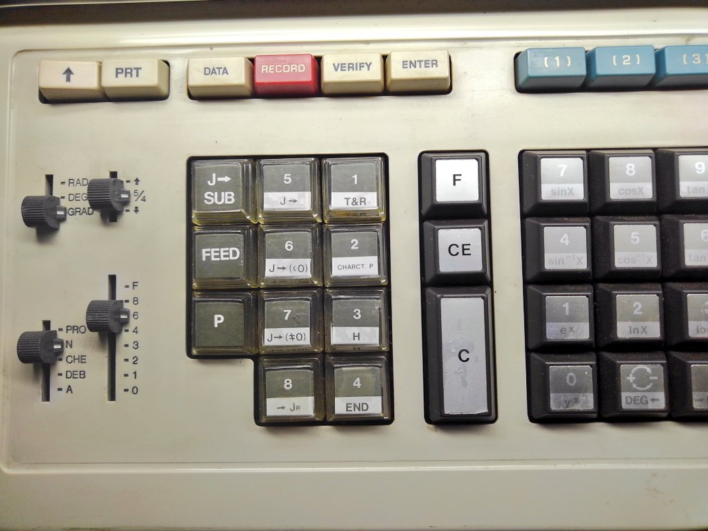 toshitada1973's tweet photo. PC-3600、開ける前にもう少し観察。昭和の未来ガジェット感がすごいね! キータッチは初期のMZに近いかな。
#PC3600 #COMPET https://t.co/TjhbxBAb6O