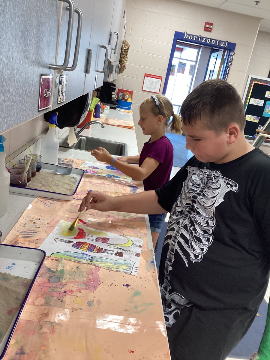 MrsKrinn's tweet photo. 4th grade is flying into art with perspective drawings and watercolor hot air balloons. #BHESart https://t.co/gxDyUswPd9