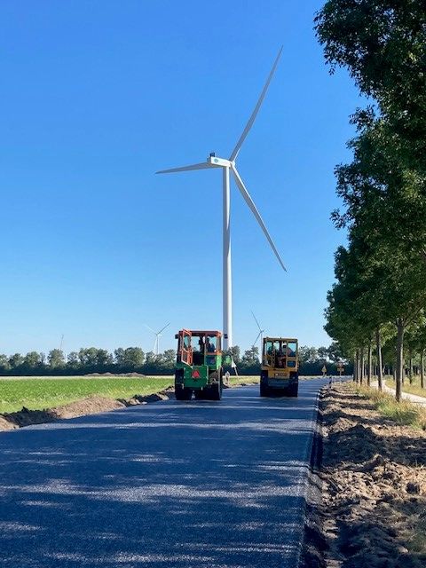 Een prachtige dag om asfalt aan te brengen op de #N720 #swifterringweg vandaag! We namen een kijkje 👀en dat leverde mooie foto's op! Op 📆 9 september gaat de weg weer open. Meer info:  flevowegen.nl/alle-nieuws/on…