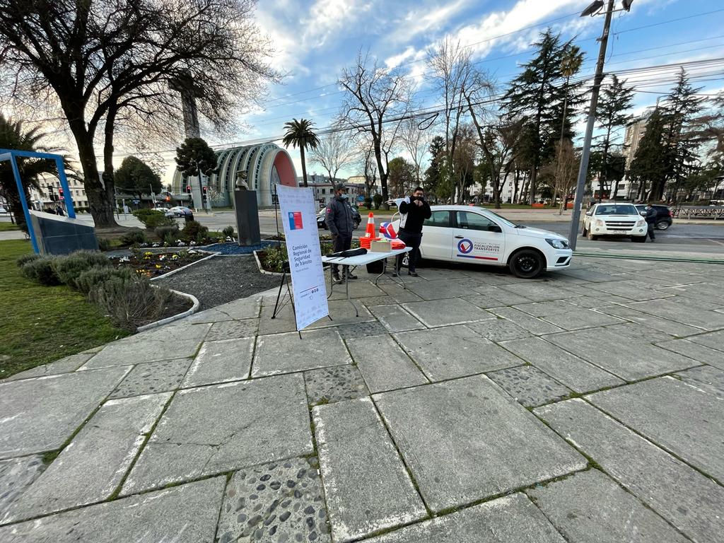 CChCChillan's tweet photo. La CSSO de la @CChCChillan junto a @MTTNuble @SENDANuble @conaset @CarabNuble participan de campaña de prevención de accidentes de tránsito. La instalación de esta trágica escena busca concientizar a la ciudadanía para evitar el consumo de alcohol mientras se conduce. https://t.co/tEgEjIuZYt