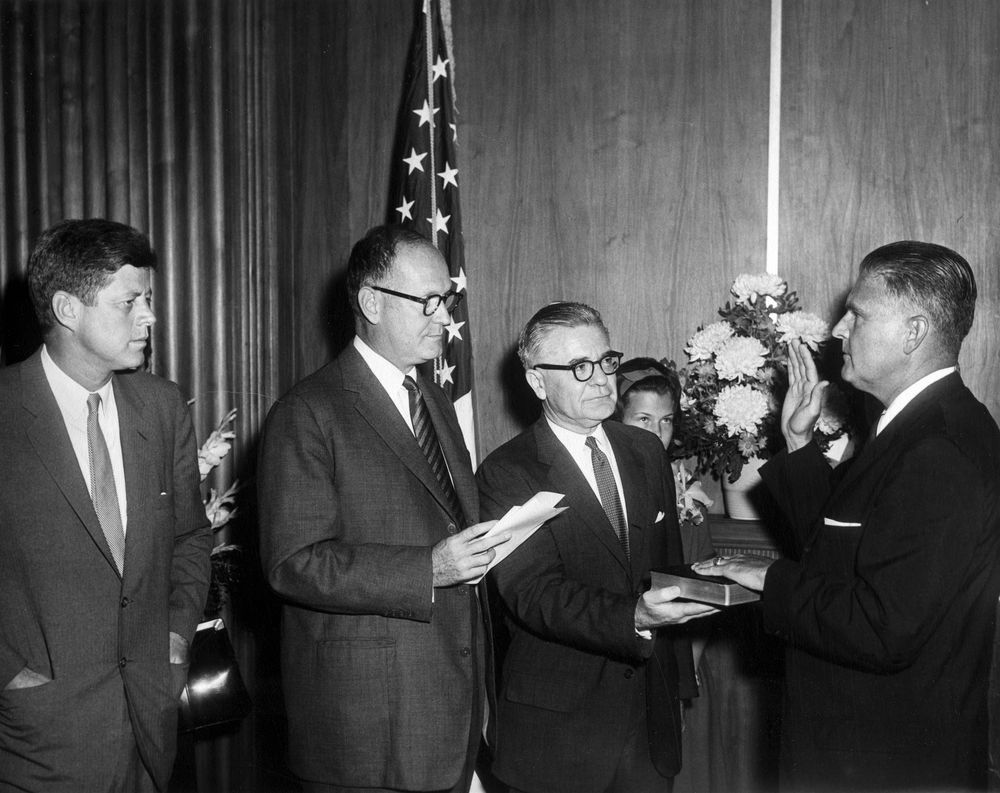 jfkonthisday-on-twitter-september-1-1961-10-37-10-47-am-walks