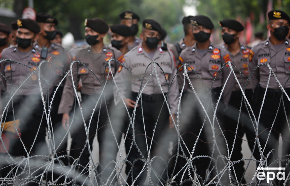 EPA_Images's tweet photo. epa's editor’s choice 01 September 2022
see the full selection: https://t.co/SZaq99jIU0
subscribe here: https://t.co/3QPQcDoRf3
#IndonesiaProtest #PakistanFlood #UKRecession #LaVuelta #RishiPanchami #VeniceFilmFestival #DurgaPuja #editorschoice #epaphotos #visualizingtheworld https://t.co/ovji3YYSRO