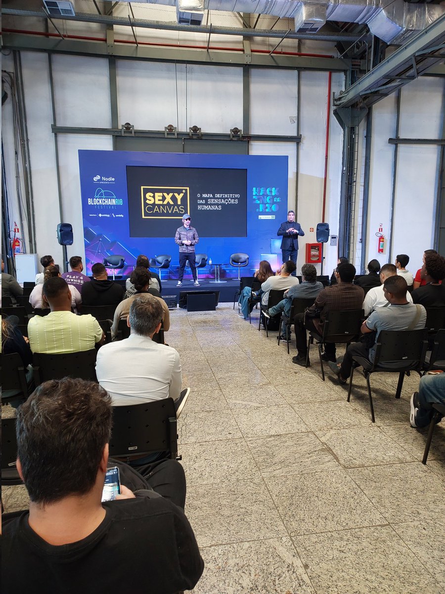 HackingRio's tweet photo. Começou! @AndreDiamand abrindo o palco do HR-EXPERIENCE! https://t.co/O51qd6C5He