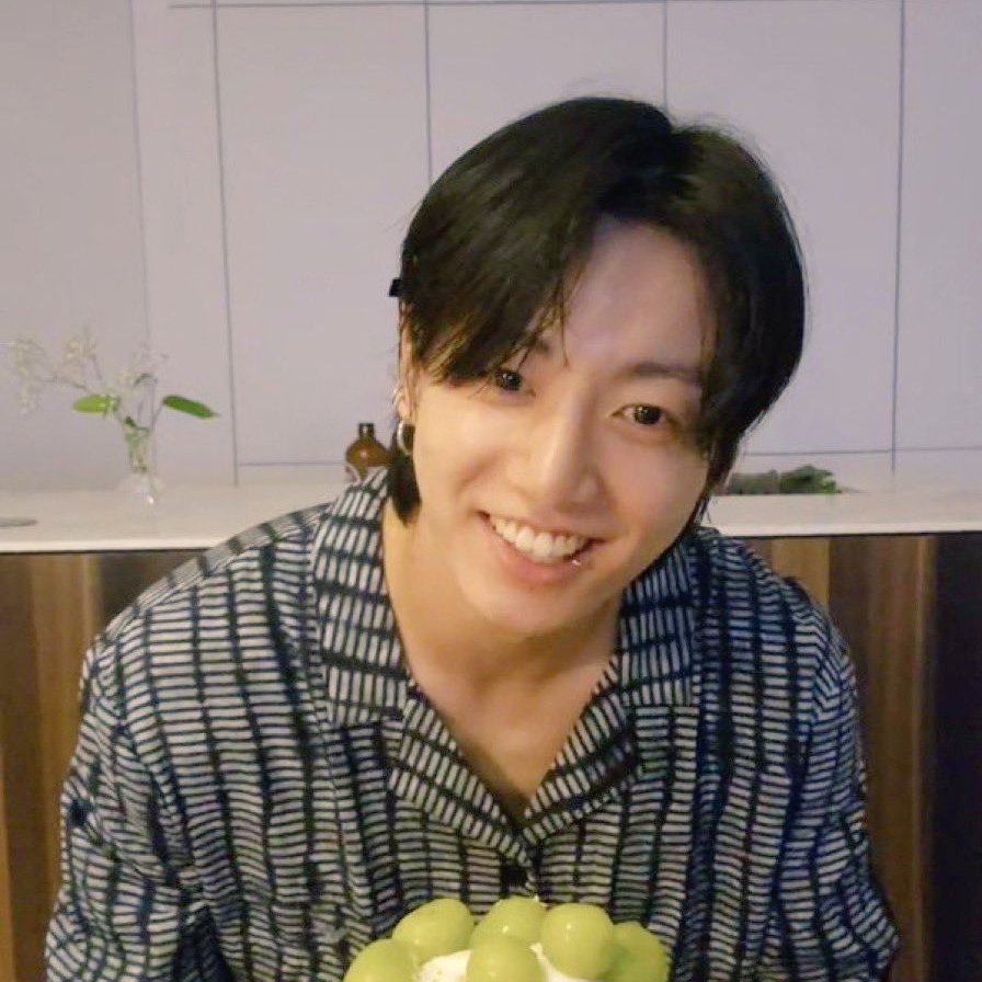 vkoohourly's tweet photo. his hair clips he looks soo pretty https://t.co/vKpo7udrX4