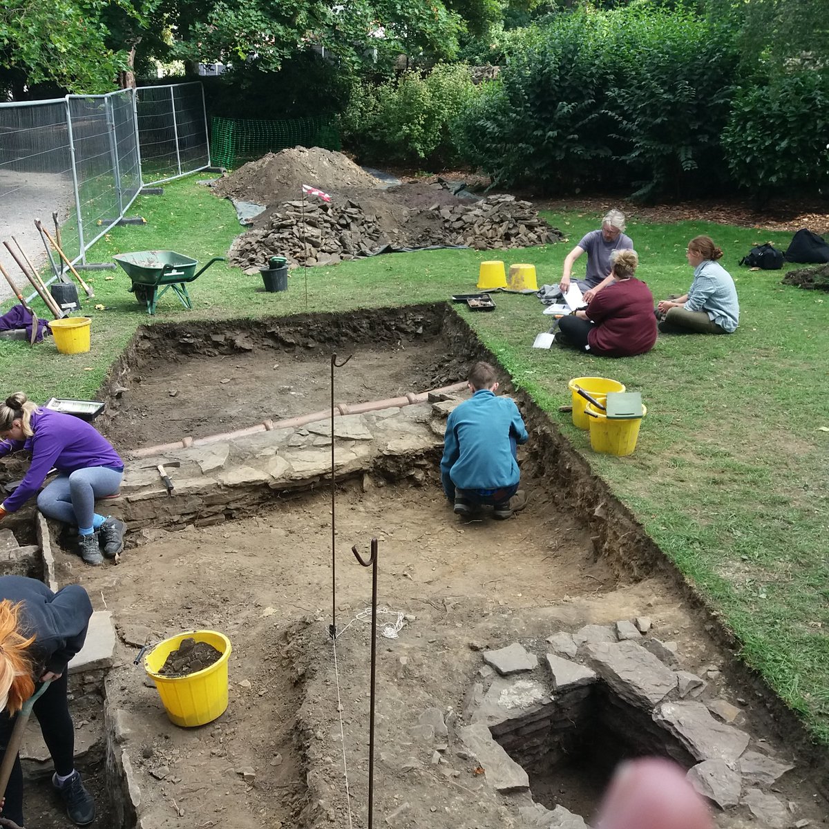 DouglasJSheff's tweet photo. Bishops' House in #Meersbrook Park is now a proper #Archaeology  #excavation site, led by @UniShefArch experts and with loads of community #Engagement.

@BishopsHouse @e_marieanne @PaulTurnips @AlexiDimond @nickroscoe @meersbrookhall @MeersbrookLive @sheffielduni https://t.co/4KFa42Qbr1