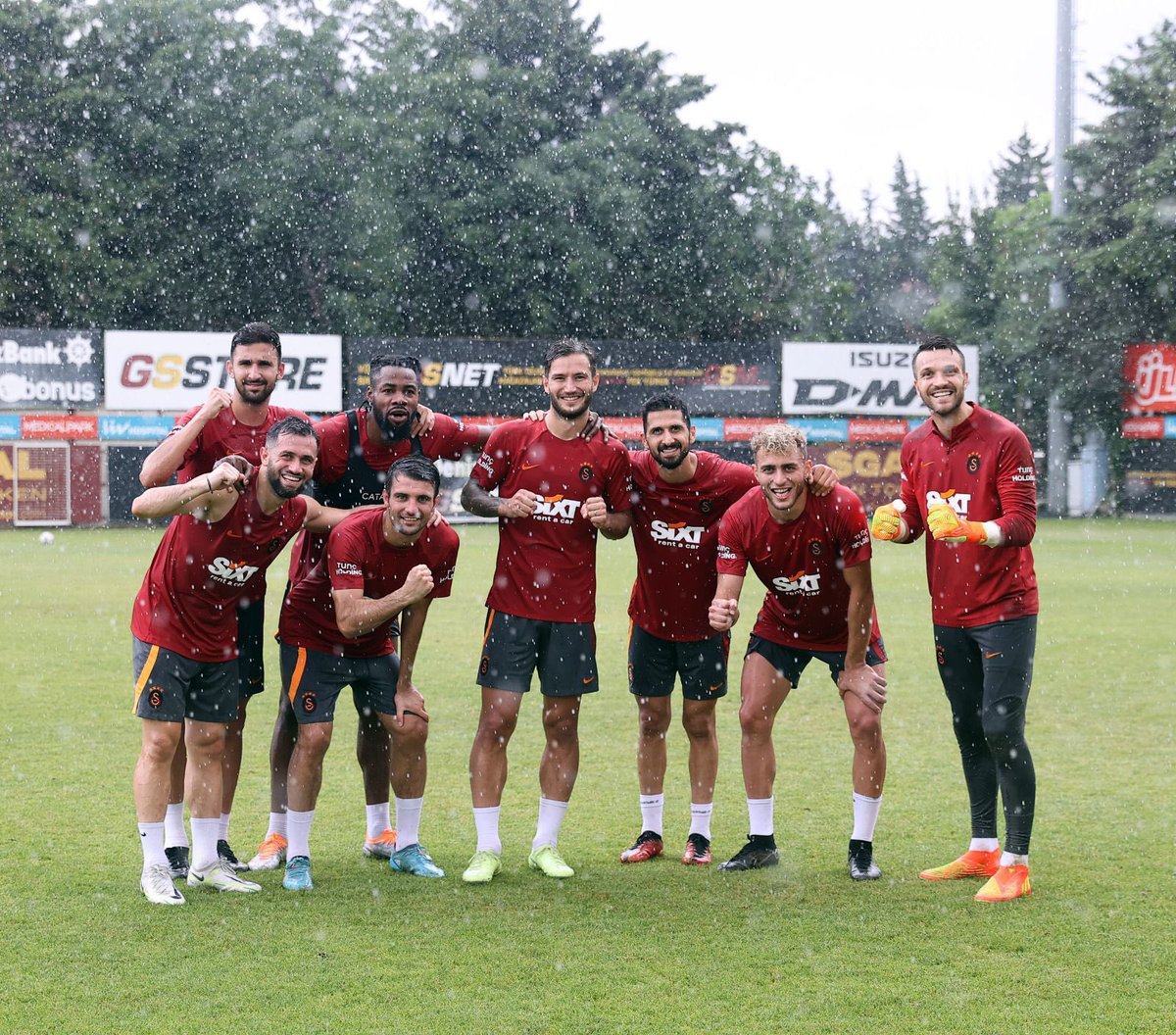 Galatasaray's tweet photo. Winning team at today’s training 💪🦁 https://t.co/4yvco9By3c