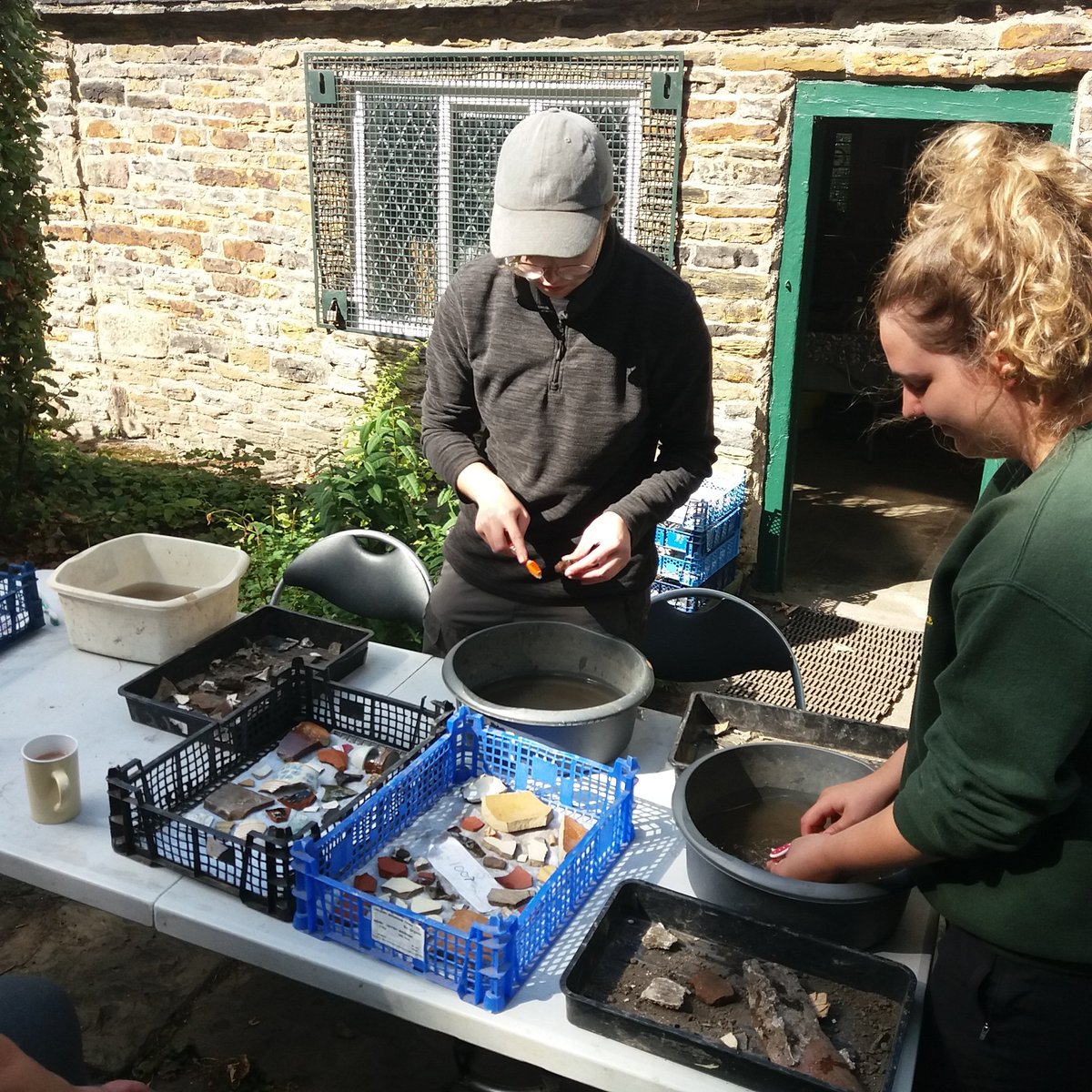 DouglasJSheff's tweet photo. Bishops' House in #Meersbrook Park is now a proper #Archaeology  #excavation site, led by @UniShefArch experts and with loads of community #Engagement.

@BishopsHouse @e_marieanne @PaulTurnips @AlexiDimond @nickroscoe @meersbrookhall @MeersbrookLive @sheffielduni https://t.co/4KFa42Qbr1