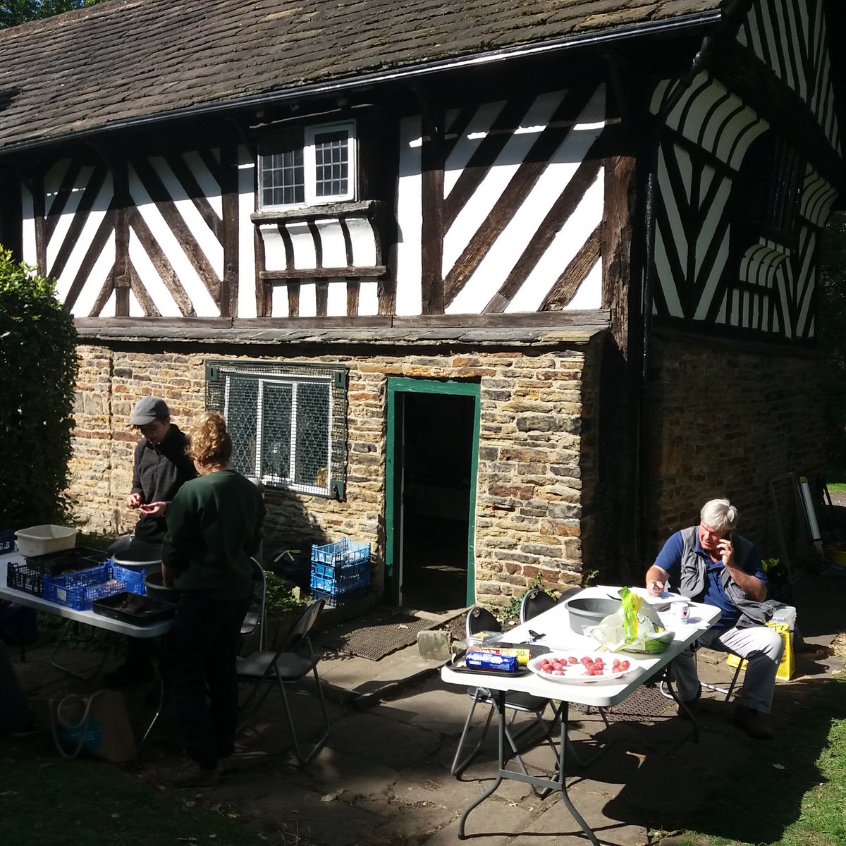 DouglasJSheff's tweet photo. Bishops' House in #Meersbrook Park is now a proper #Archaeology  #excavation site, led by @UniShefArch experts and with loads of community #Engagement.

@BishopsHouse @e_marieanne @PaulTurnips @AlexiDimond @nickroscoe @meersbrookhall @MeersbrookLive @sheffielduni https://t.co/4KFa42Qbr1