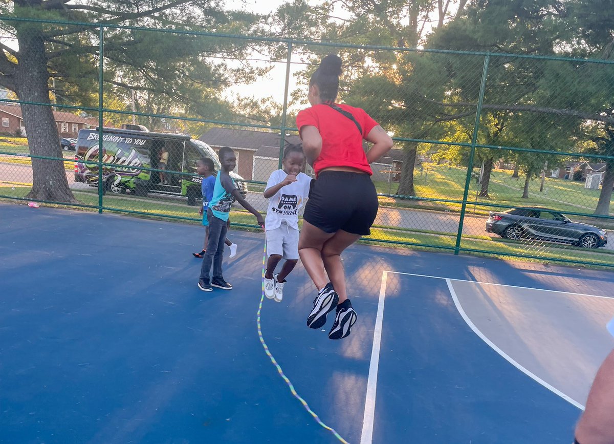 Back in the community with our friends, @LadyTopperHoops has visited Curbside Ministries this week! ⚫️🔴
#GoTops | #TopsTogether