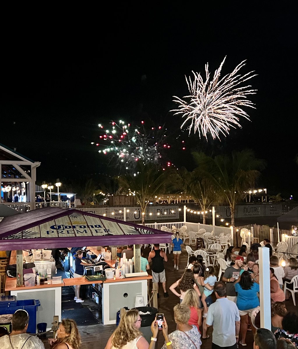 Endings can be beautiful! Only 2 more Fireworks at Dark remaining. Make sure to catch them from right here!🎆

Thursday Entertainment🎤
No Standards Trio 2pm
Sensational Soul Cruisers 8pm
Fireworks at Dark