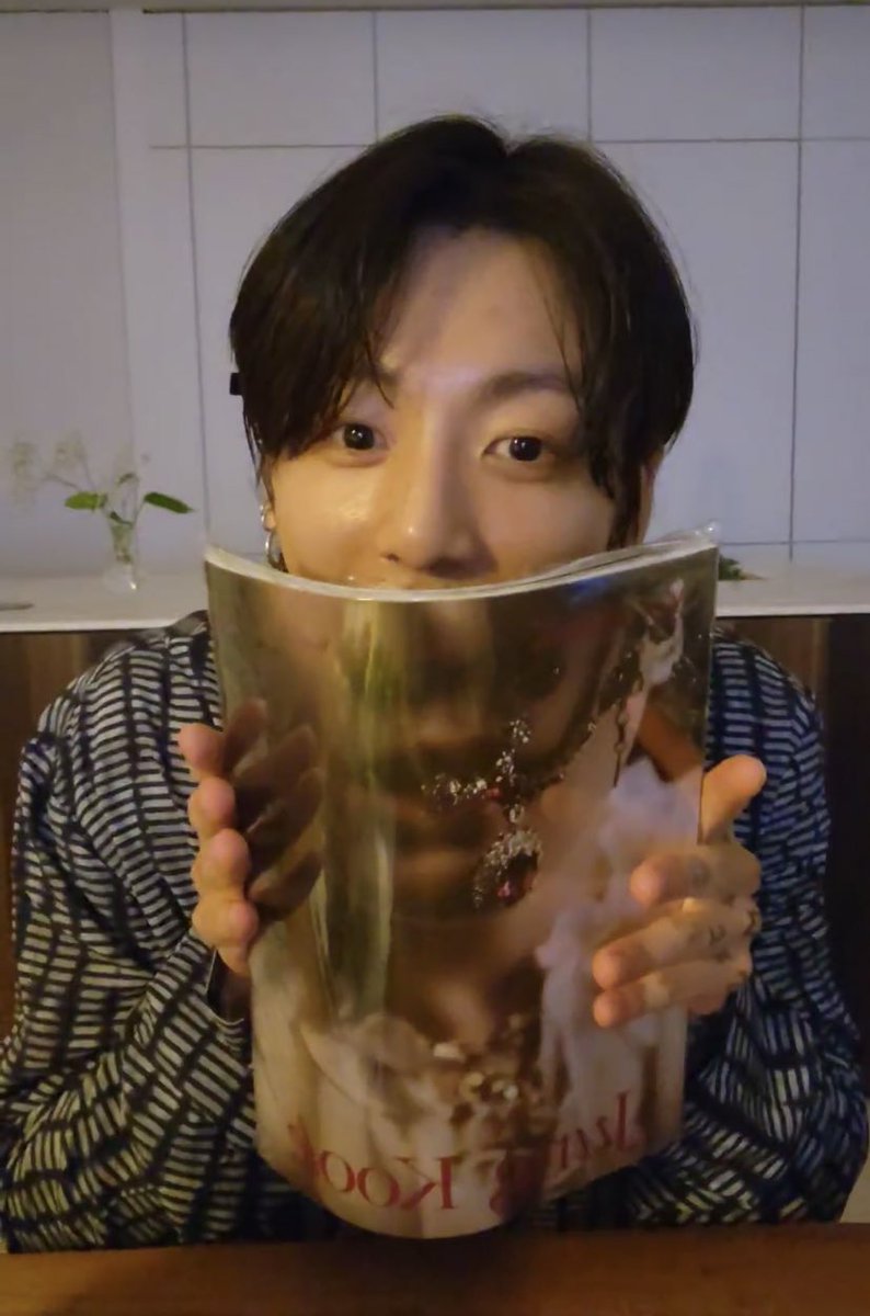 minikookv's tweet photo. jungkook showing his photobook!! https://t.co/fnFxh4EOUV