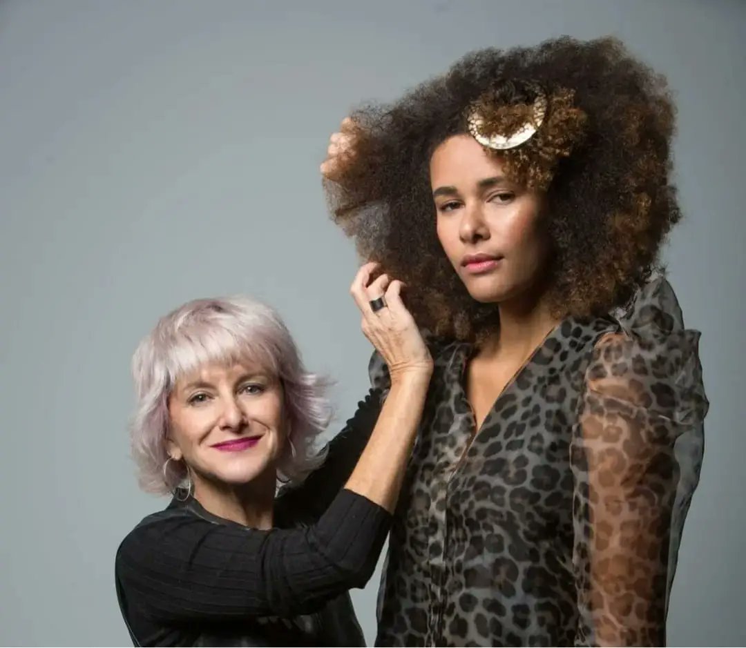 icrmrz62's tweet photo. 🤯 A tope, ideando nuestra próxima colección, a la vuelta de vacaciones.
Os dejamos aquí una foto de #KikeMiranda de la colección anterior #curlygirls con nuestra directora artística #InoCrespo para @lorealprospain https://t.co/U7aHyRT2X1