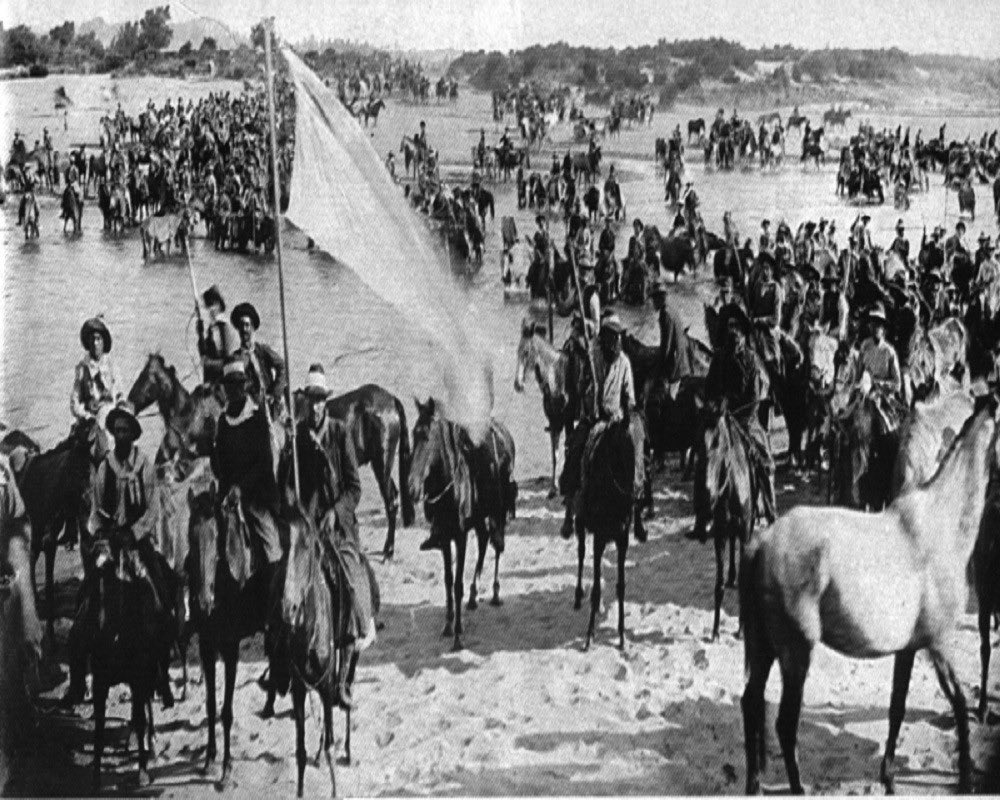 Un 1/9 de 1904 los revolucionarios, huerfanos del liderazgo del Águila Blanca, emprendieron la retirada, se terminaba la batalla de Masoller.

Aquellos valientes de divisa blanca
lucharon por derechos que años
después, serían reconocidos para todos.